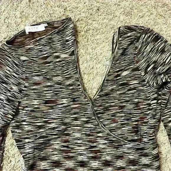 Astr The Label Women XL Shirt NWOT Brown V Neck, Front and Back Crossover Wrap - Picture 6 of 9